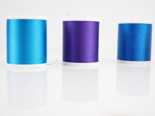 Für das Nähen und Sticken gibt es eine große Auswahl an Garn und Spulen