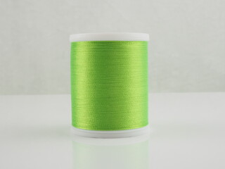 Für das Nähen und Sticken gibt es eine große Auswahl an Garn und Spulen