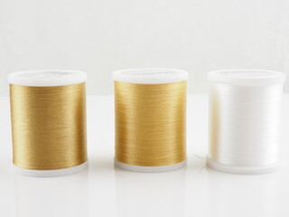 Für das Nähen und Sticken gibt es eine große Auswahl an Garn und Spulen