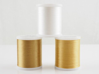 Für das Nähen und Sticken gibt es eine große Auswahl an Garn und Spulen