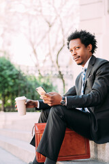 Obraz premium Businessman using his mobile phone outdoors.