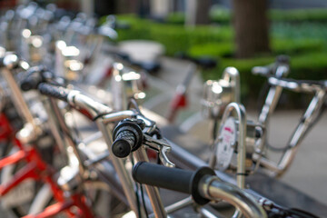 Fototapeta na wymiar Bicicletas apiladas en la calle