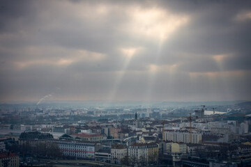 percée de rayon de soleil au milieu de nuages d orage au dessus de Lyon