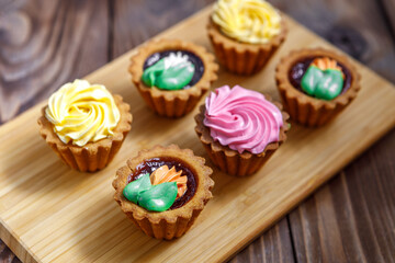 Shortbread cake with colorful creams. Cake basket.
