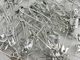 Sicherheitsnadeln auf einem Haufen