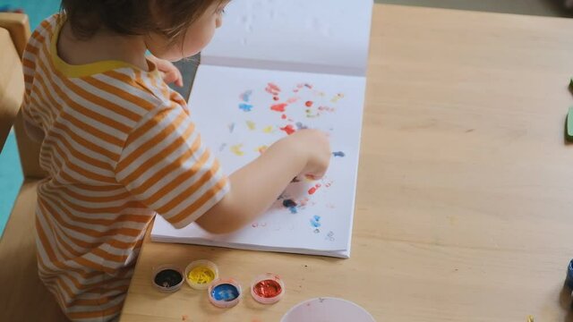 Early child development. Home education of the kid. New methods and technologies for teaching children. Creative development of children. The child learns to draw.