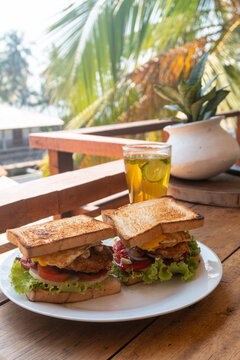 Kanapki tosty z kurczakiem i warzywami oraz zielona herbata z limonką, pyszne zdrowe śniadanie, lunch.