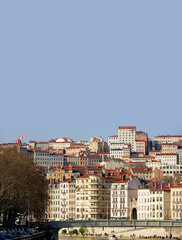 Fototapeta na wymiar Quartier de la Croix Rousse et les Pentes depuis un pont qui traverse la Saône, à Lyon
