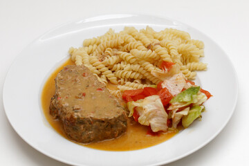 Saftiger Hackbraten mit Spirelli Nudeln, Sosse und Salat