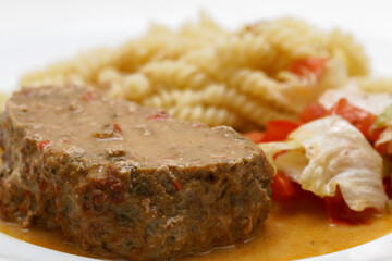 Saftiger Hackbraten mit Spirelli Nudeln, Sosse und Salat