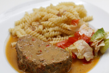 Saftiger Hackbraten mit Spirelli Nudeln, Sosse und Salat