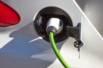 Ein Elektroauto wird über ein Kabel aufgeladen.