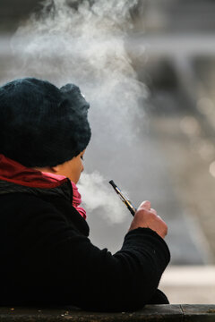 femme entrain de vapoter