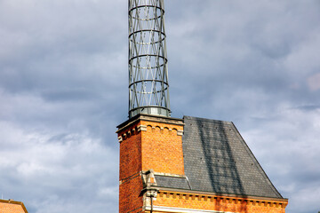 Der Schatten einer Schornsteinattrappe auf einem Dach