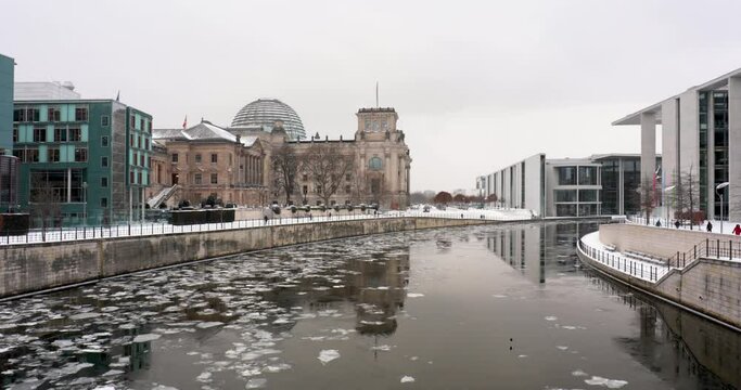 Time lapse of the German Reichstag in Berlin in winter, ice floes spree river