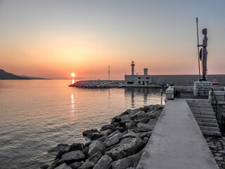 Lever de soleil dans un ciel de feu au-dessus du port de Menton sur la Riviera fran&ccedil;aise