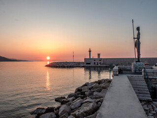 Lever de soleil dans un ciel de feu au-dessus du port de Menton sur la Riviera fran&ccedil;aise