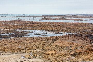 Küste in der Bretagne bei Ebbe