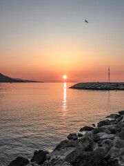 Lever de soleil dans un ciel de feu au-dessus du port de Menton sur la Riviera française