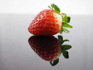 Eine Erdbeere schmeckt ist süss und lecker