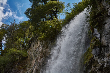 Catarata en la montaña