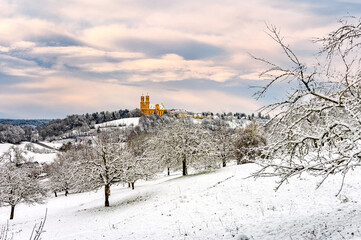 Winterlandschaft mit Wallfahrtskirche Schönenberg und Tagungshaus in Ellwangen (Jagst)