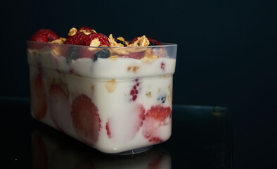 Fresas deliciosas para desayunar con yogur, frambuesas, arándanos y cereales