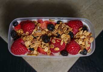 Fresas deliciosas para desayunar con yogur, frambuesas, arándanos y cereales
