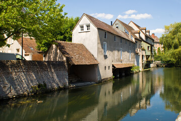 Fototapeta na wymiar Chartres river bank