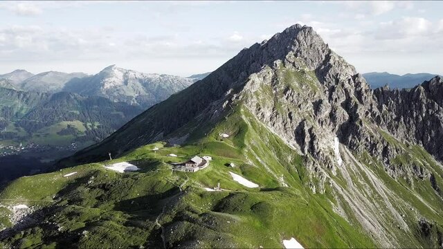 Luftaufnahme der Berglandschaft and der Fiderepassh&uuml;tte in den deutschen Allg&auml;uer Alpen