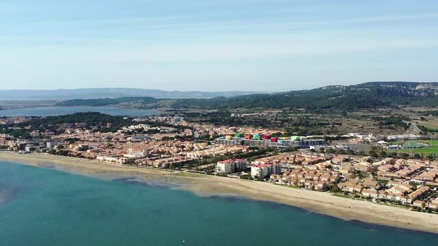 Vue a&eacute;rienne de Gruissan et ses chalets en bois