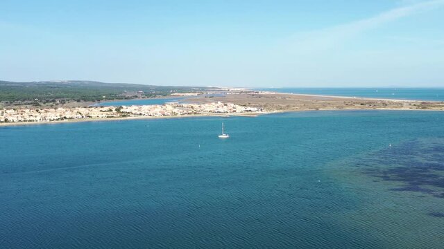 Vue a&eacute;rienne de Gruissan et ses chalets en bois
