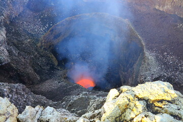 Au bord du cratère du volcan Masaya au Nicaragua