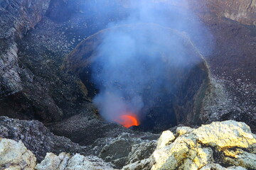 Au bord du cratère du volcan Masaya au Nicaragua