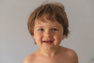 precioso y guapo bebé bajo fondo blanco con preciosa sonrisa y pose natural  enseñando los...