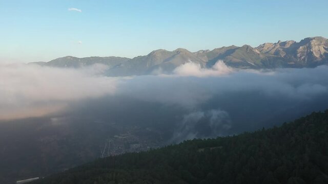 vuelo de grabación por la montaña y las nubes en la vall de aran con mavic 2 pro