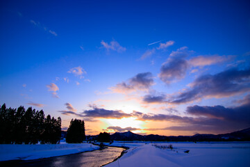 夕日と青空　日没　自然風景　2月　秋田県