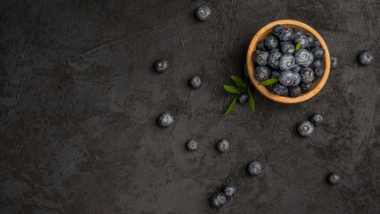 Obraz na płótnie Canvas Fresh blueberry in wooden bowl 