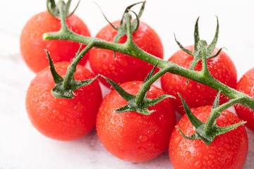 新鮮朝採り、房摘みトマト