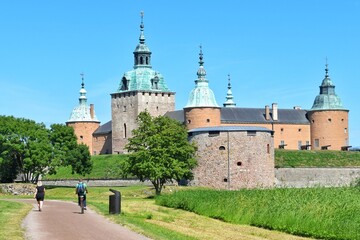 Kalmar Castle is one of the most significant works of the Northern European Renaissance fortification art, located in the Swedish town of Kalmar and is separated from the Baltic coast by a canal. © PRANGKUL