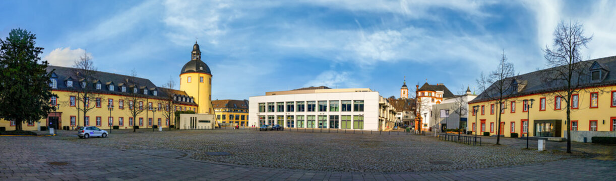 Unterer Schlossplatz in Siegen mit Universit&auml;tsb&uuml;cherei und H&ouml;rsaalgeb&auml;ude