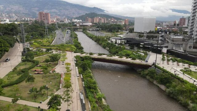 R&iacute;o Medell&iacute;n Colombia, Parques del r&iacute;o 