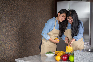 Madre e hija mexicanas cocinando en la cocina, el día de las madres