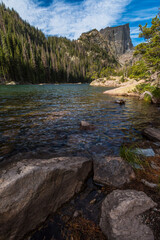 Fototapeta na wymiar dramatic mountain peaks and bodies of water in Rocky Mountain national Park in Colorado.