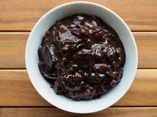 도자기 그릇에 담긴 짜장소스 
