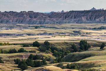 Naklejka premium dramatic rock formations and open grasslands in Badlands national park in South Dakota.