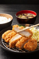 箸で持ち上げたトンカツ