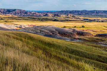 Obraz premium dramatic rock formations and open grasslands in Badlands national park in South Dakota.