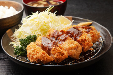 ソースをかけたトンカツ定食