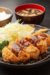 ソースをかけたトンカツ定食